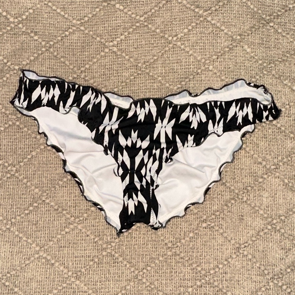 Victoria Secret Black and White Ruched Back Bikini Bottoms Size S